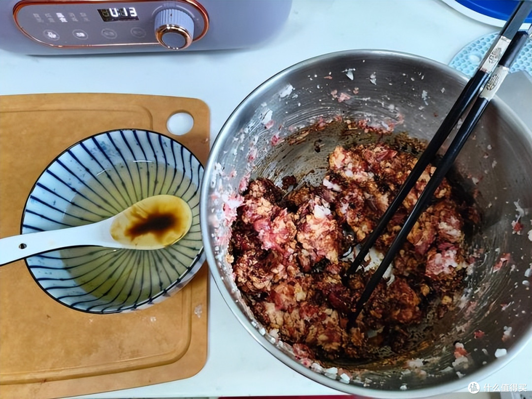 娘儿俩真是好胃口,一餐吃掉2斤肉,网友哈哈笑:调皮的懒妈妈