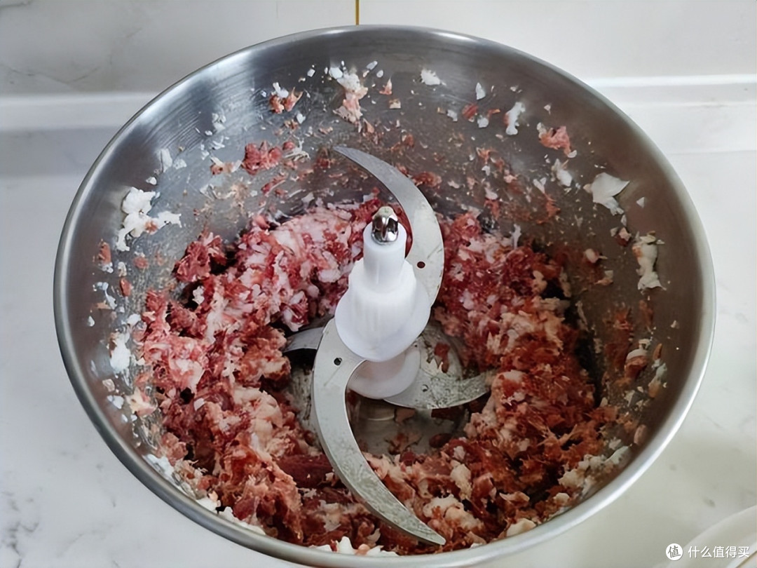 娘儿俩真是好胃口,一餐吃掉2斤肉,网友哈哈笑:调皮的懒妈妈