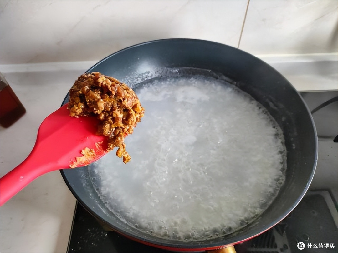 娘儿俩真是好胃口,一餐吃掉2斤肉,网友哈哈笑:调皮的懒妈妈
