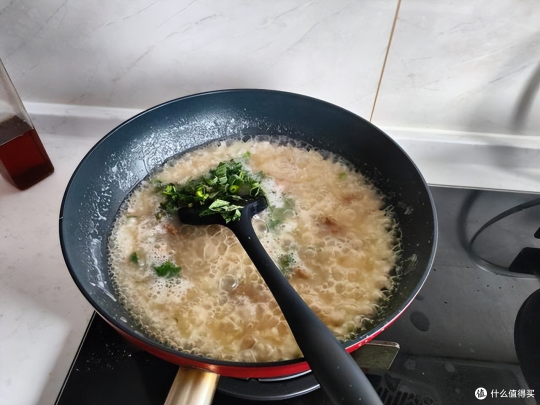 娘儿俩真是好胃口,一餐吃掉2斤肉,网友哈哈笑:调皮的懒妈妈