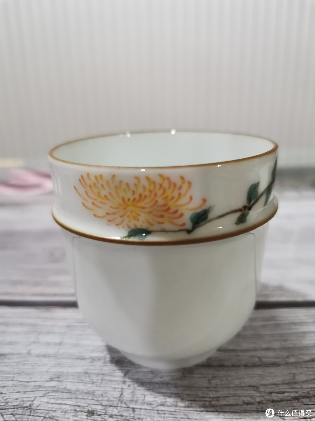 菊花图案的白瓷小杯，简约又漂亮