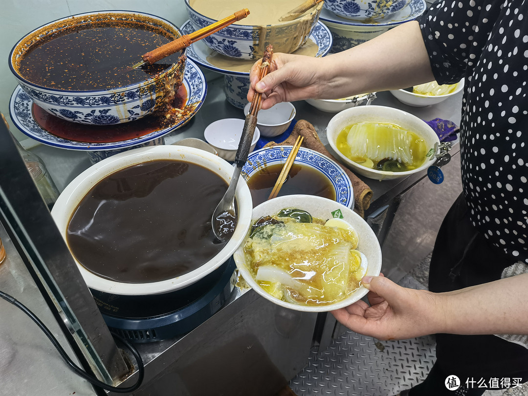 调味师傅在给卤汁凉粉放醋