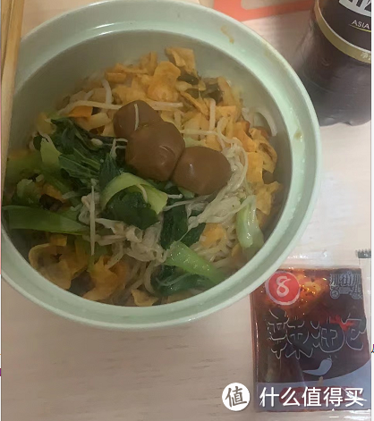 速食方便米粉之统一那街那巷，试吃1.4元一盒的柳州风味干捞螺蛳粉，光卤蛋就有三颗哦