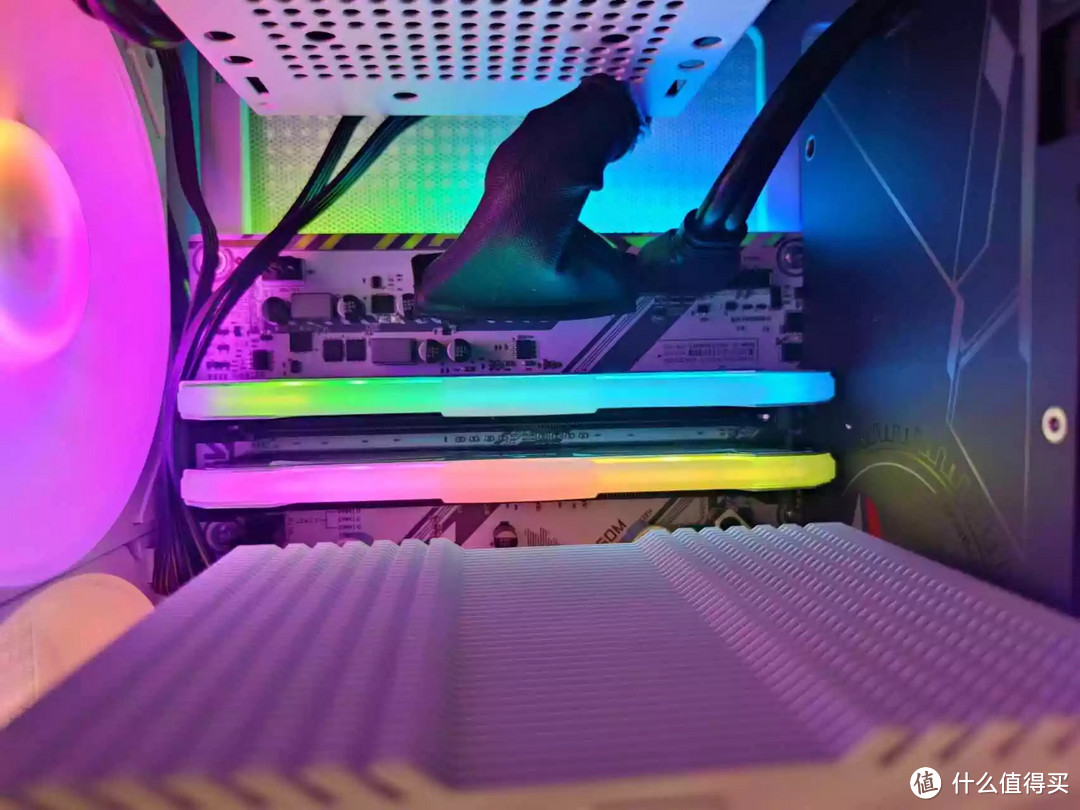 国货之光，让电脑满血运转：金百达幻光 RGB DDR4 3600