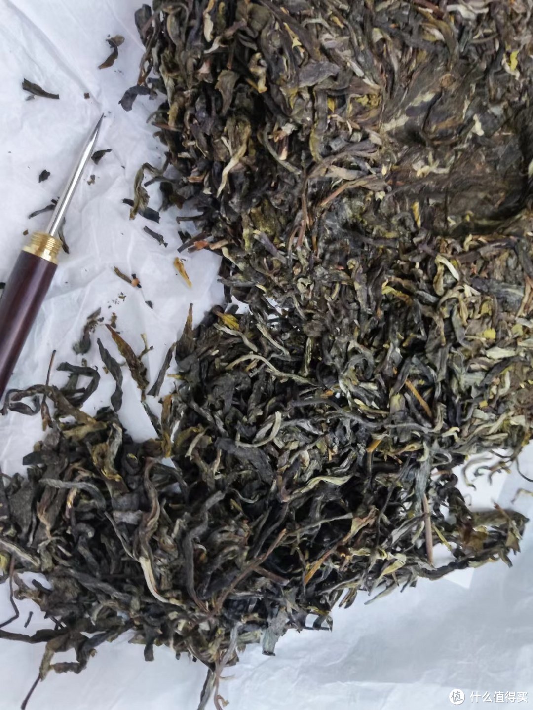 新茶较为好撬，撬出的茶叶完整度也好