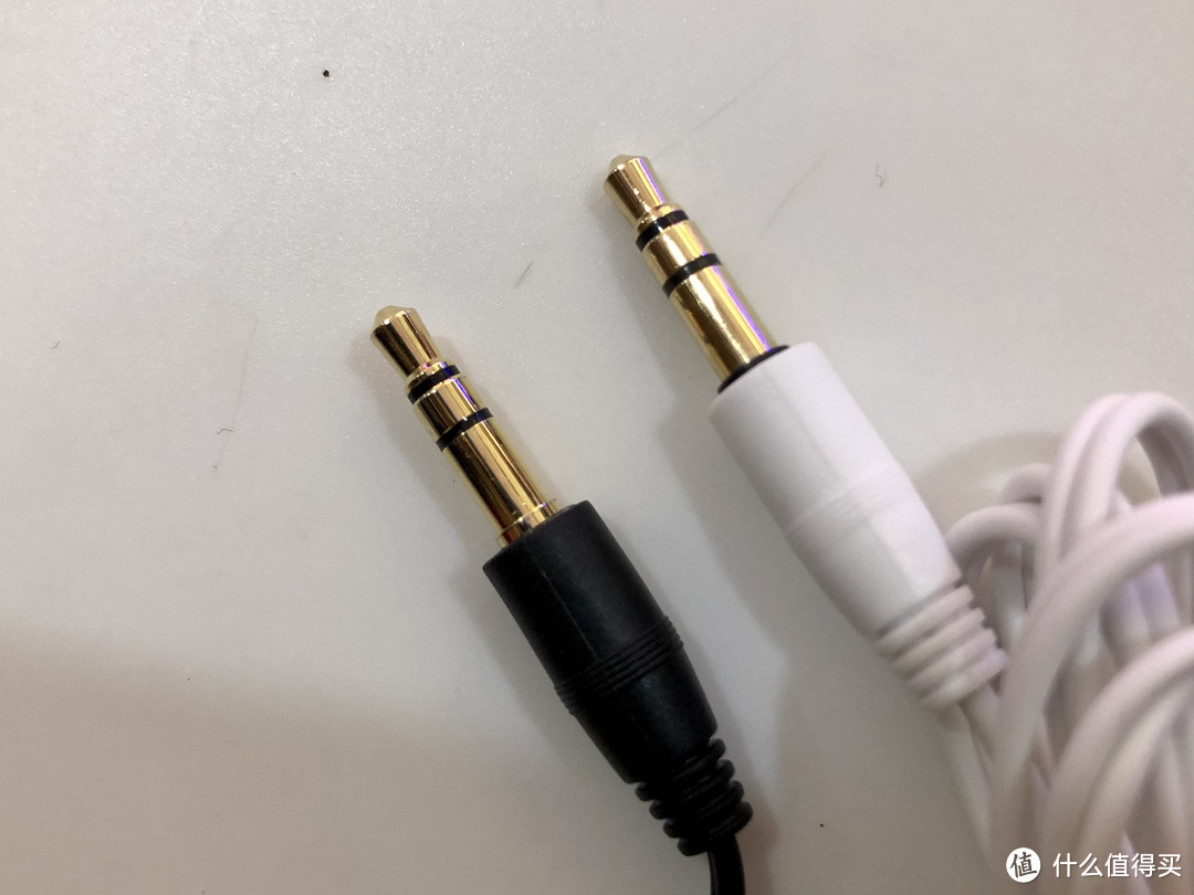 耳机线材长短和材质以及插头都一模一样。