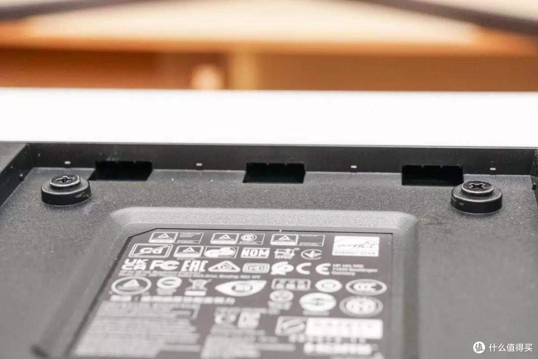 搭载全功能USB-C接口，体验惠普E27u G4显示器的拓展功能