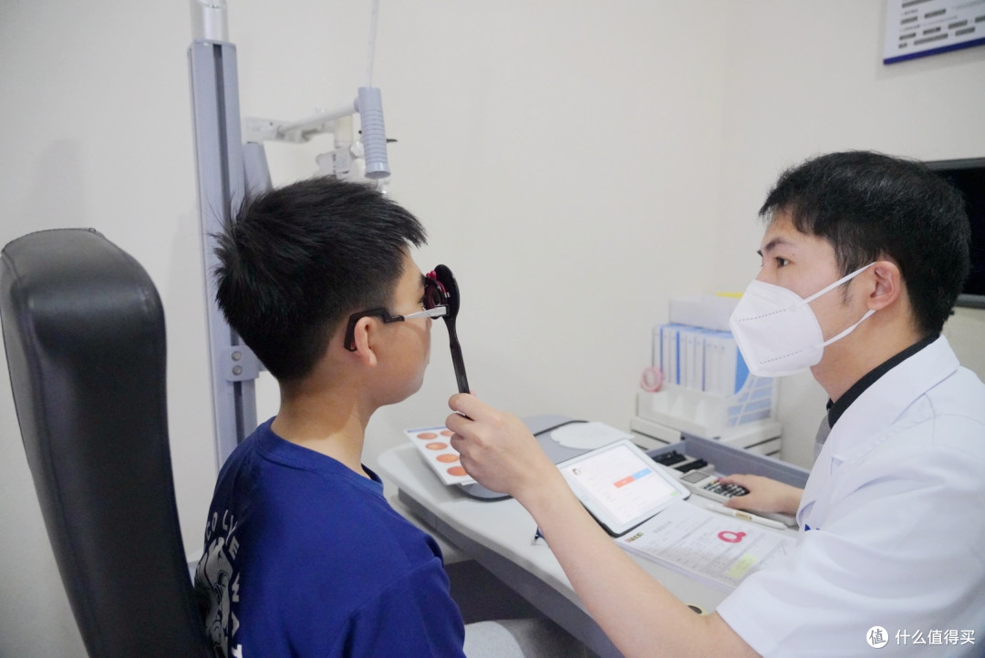 青少年近视防控新体验-蔡司小乐圆镜片