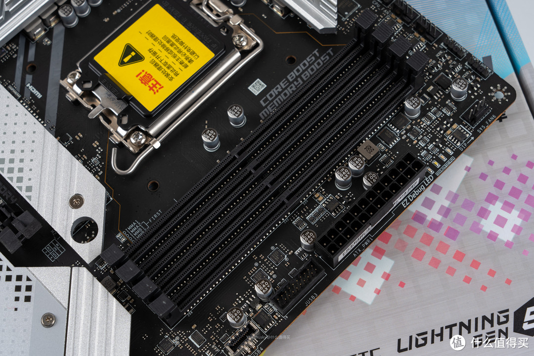 四条双向卡扣的DDR4 插槽，最大支持单条32G DDR4，最高支持128G DDR4 5200MHZ，微星的内存超频技术也是比较有特点的