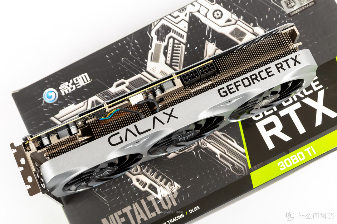 散热器上盖侧面具有GALAX影驰LOGO和GEFORCE RTX英伟达型号标识，上盖肩部平整的通风孔设计