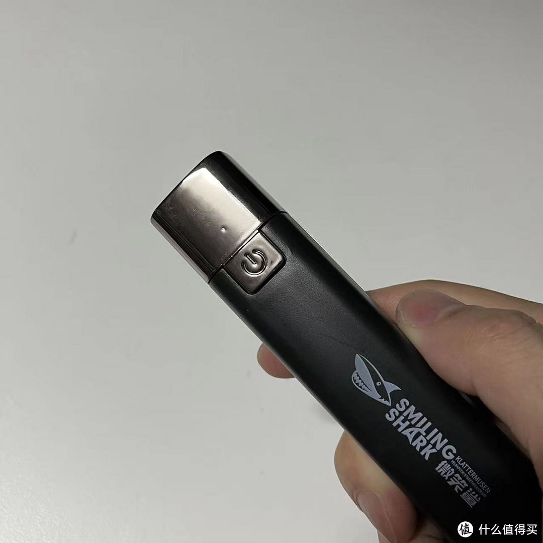 不到三块钱的微笑鲨便携手电筒,外观像个打火机