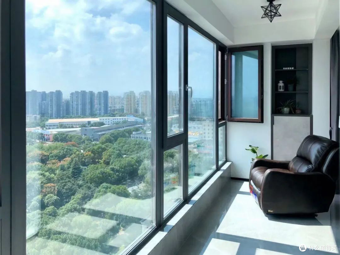 落地窗玻璃一推就晃这样要小心了看看落地窗怎样设计才安全