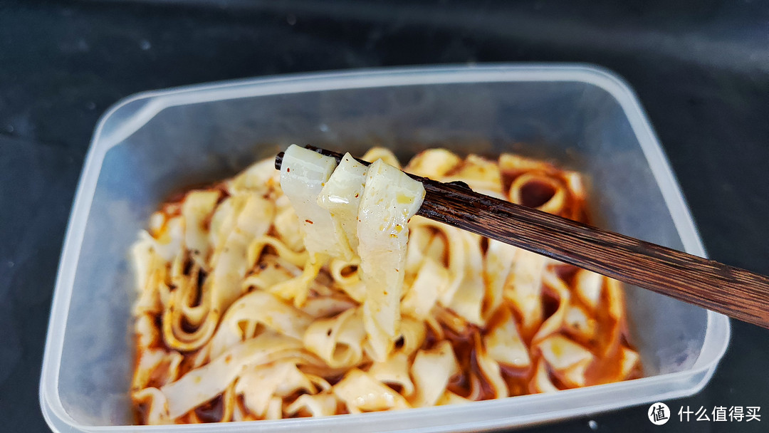 一款面食，竟然在快递上写着生鲜快递优先投递。金真安汉中米皮分享