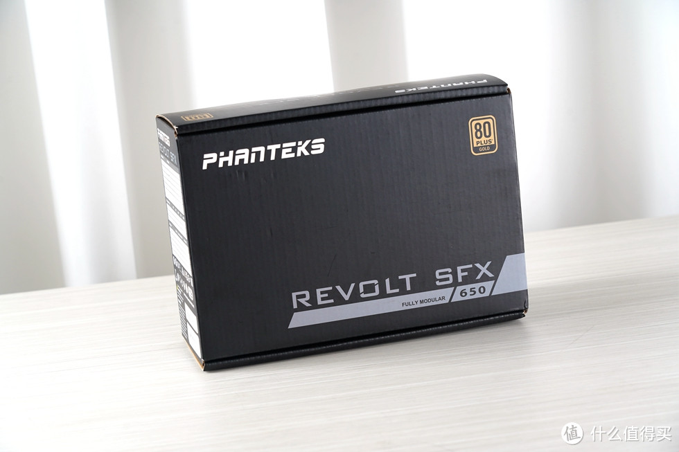 电源同样来自追风者，最新推出的Revolt SFX 650W金牌。此款电源由海韵代工生产，采用全日系高耐温105度电解电容与固态电容，SFC降音技术，30%负载下可实现风扇停转，0噪音输出。官方还提供了10年质保换新的服务政策。