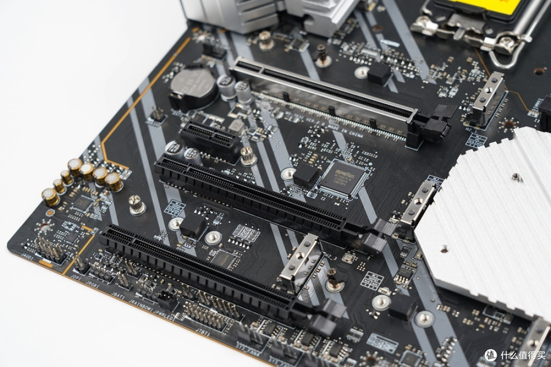 另外两条插槽，通道带宽由Z690芯片组，最高支持PCI-E 4.0 x4。