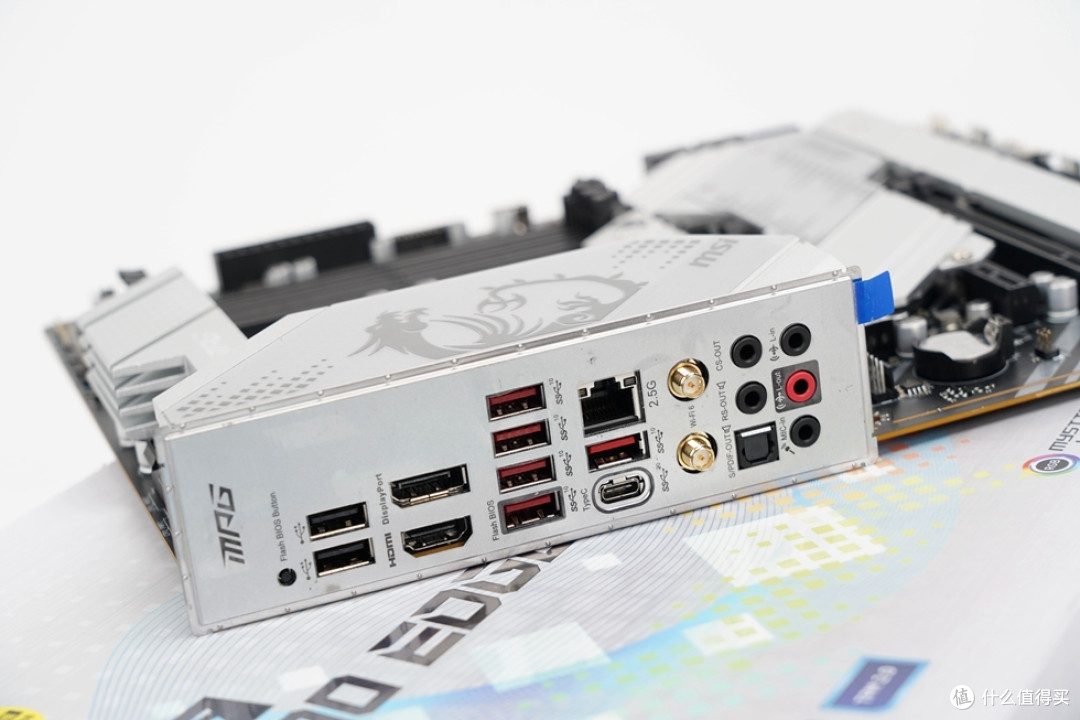 一体式I/O挡板设计已经成为主流，视频输出接口有HDMI与DisPlayPort各一个、2个USB 2.0、5个USB 3.2 Gen2 Type-A接口、1个USB 3.2 Gen2 x2 Type-C接口、1个2.5G有线网卡接口、WiFi天线接口、音频输出接口、同时还有Flash BIOS Button，支持在不安装CPU、内存、显卡的情况下刷新BIOS。