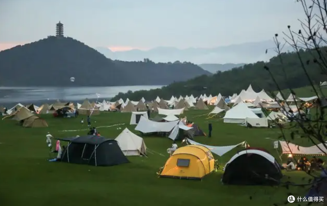 地面上已经”卷“不动了,夏天到了,大家都去河里玩桨板了~