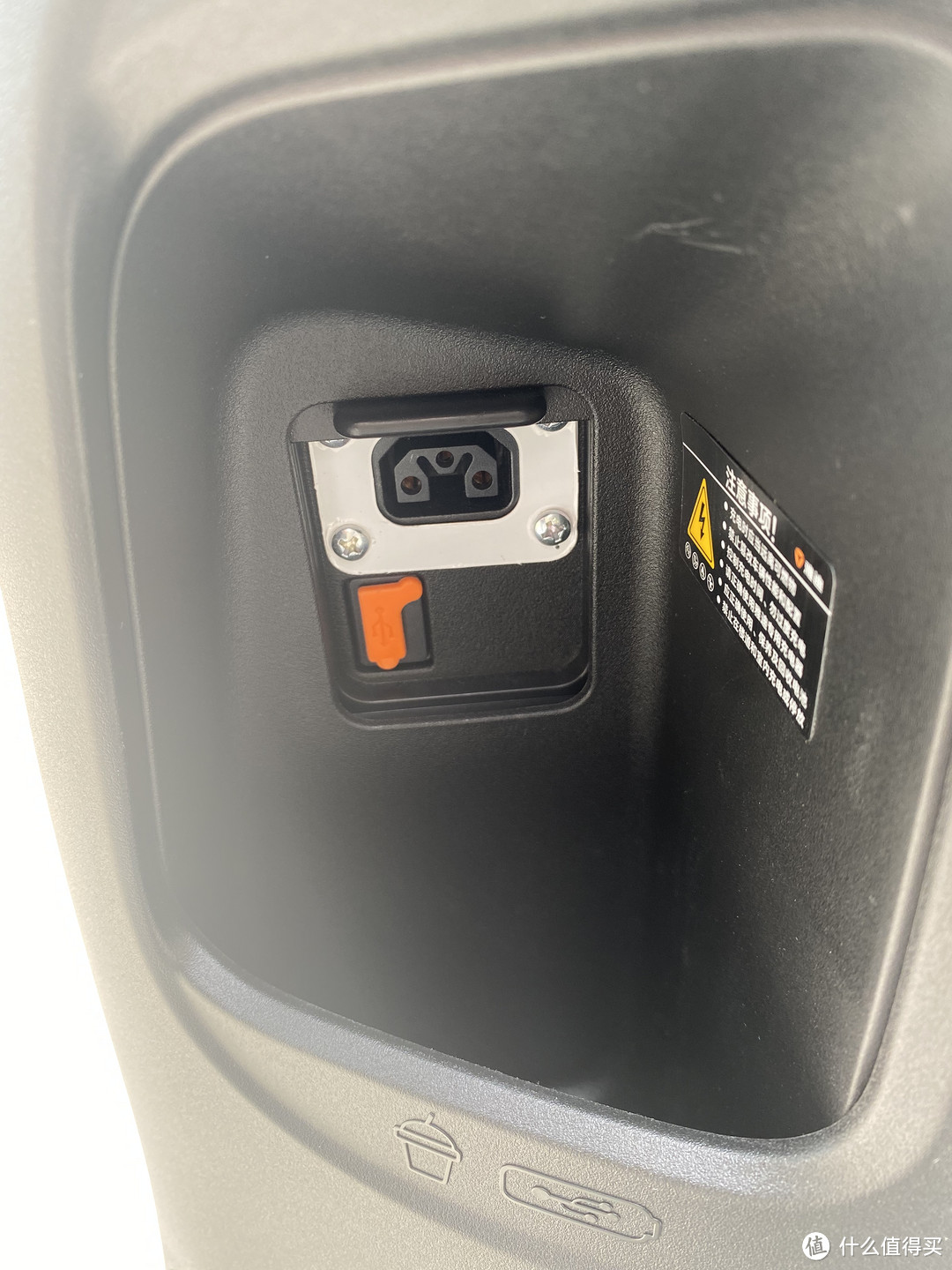 电车充电孔和USB孔在前储物箱内（台铃的不是）充电速度慢，通病