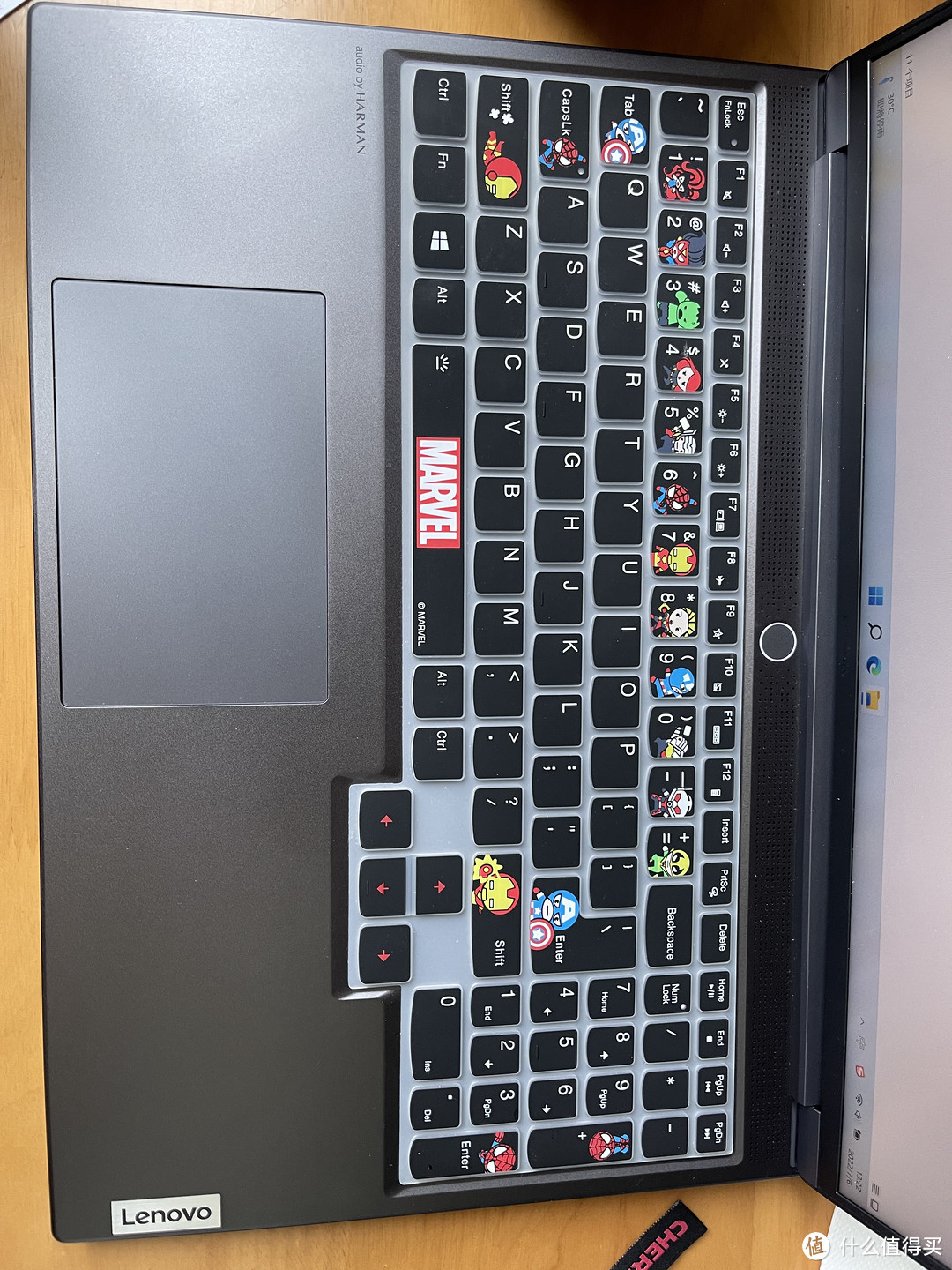 C面的键盘被称之为史上最强，建议删除右下logo，配合漫威联联名的键盘膜，打字都会更愉快