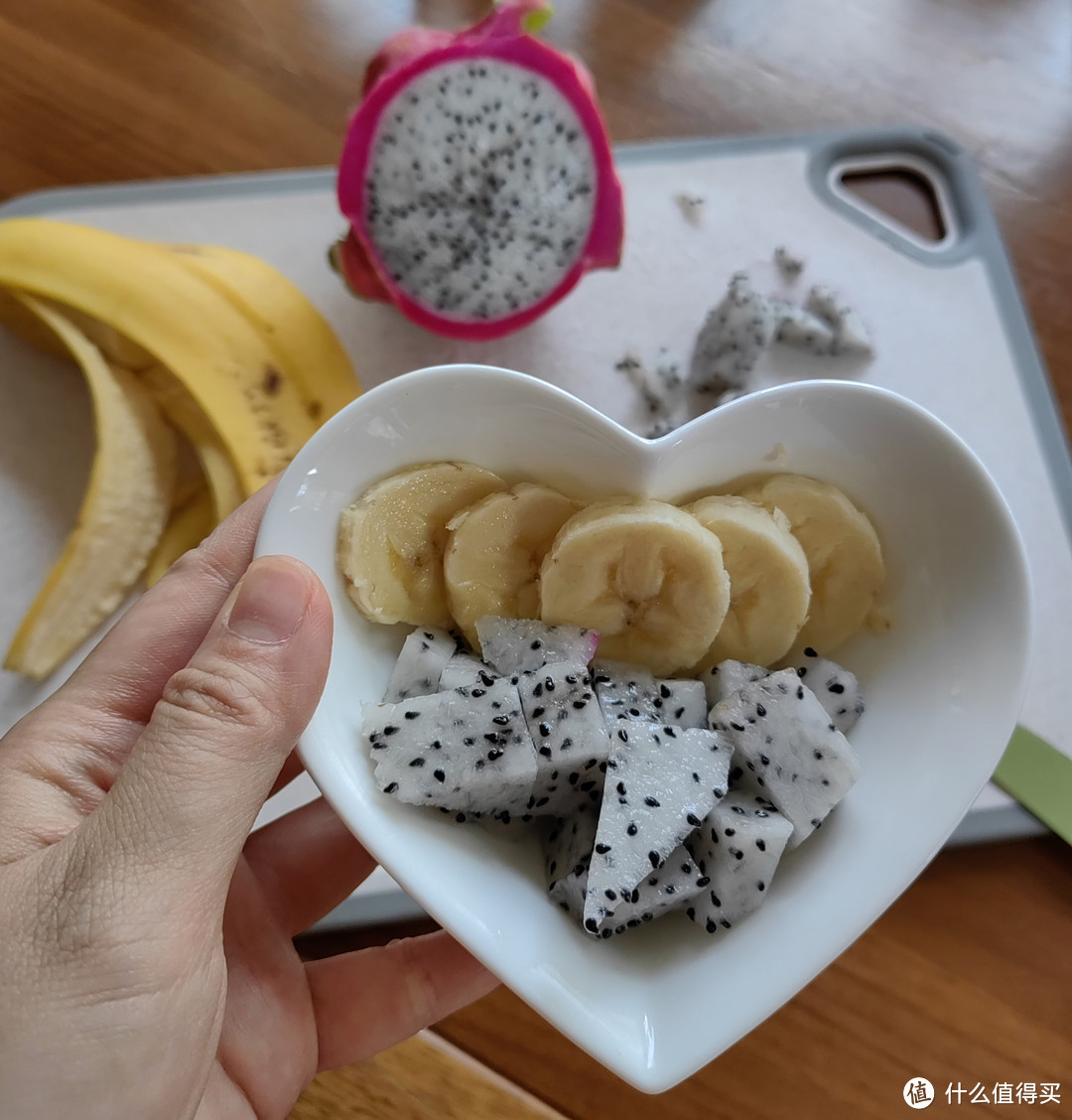        随手找了家里现有的食材做了一杯香蕉火龙果蓝莓汁，虽然看着有点像是我的“黑暗料理”，但是喝起来却挺有味道的，更重要的是，这是鲜果汁无任何添加而且自己在家做更卫生。孩子喝家长更放心了！