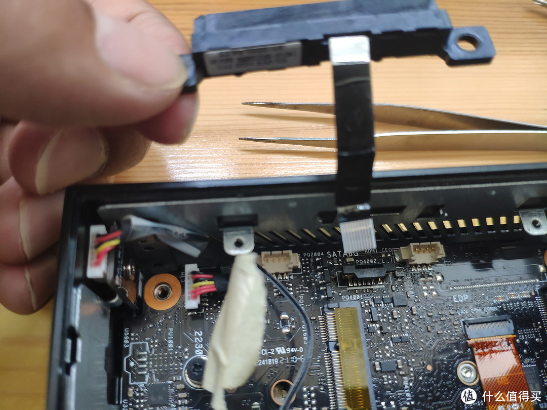 SATA硬盘也是这种fpc排线，前机主说折坏了，先放一边等会修复看看