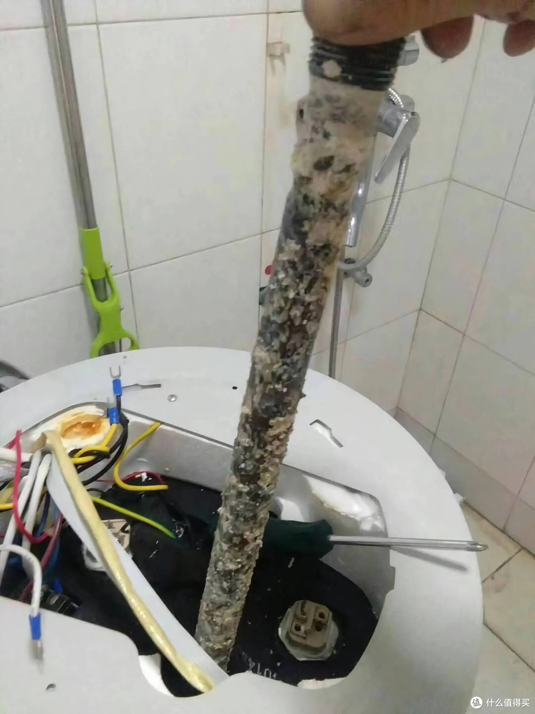 60L容量的热水器，一天消耗多少电？看到账单：不愧是“电老虎”