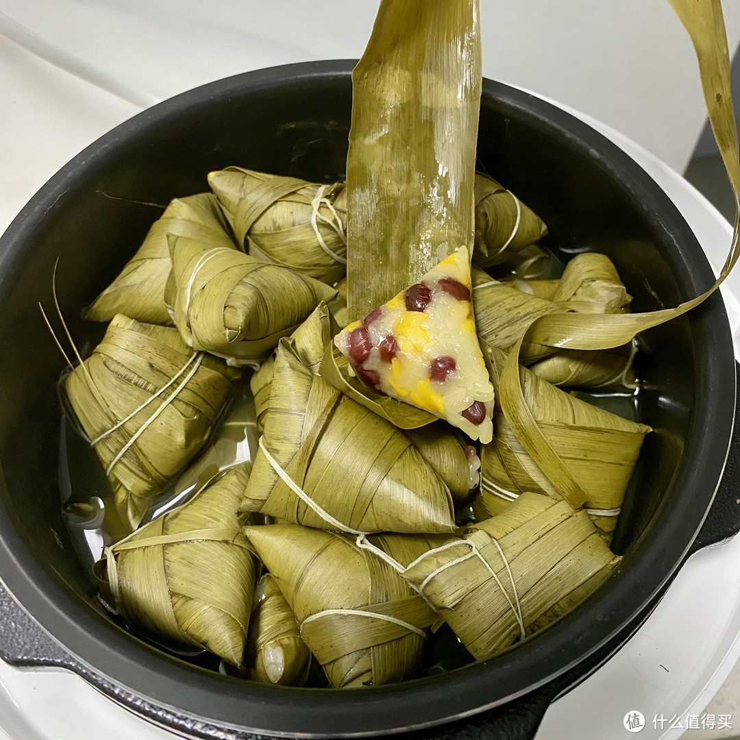 来看看我包的迷你可爱小粽子~你意想不到的mini，小小的内藏三种馅料，软糯香甜！