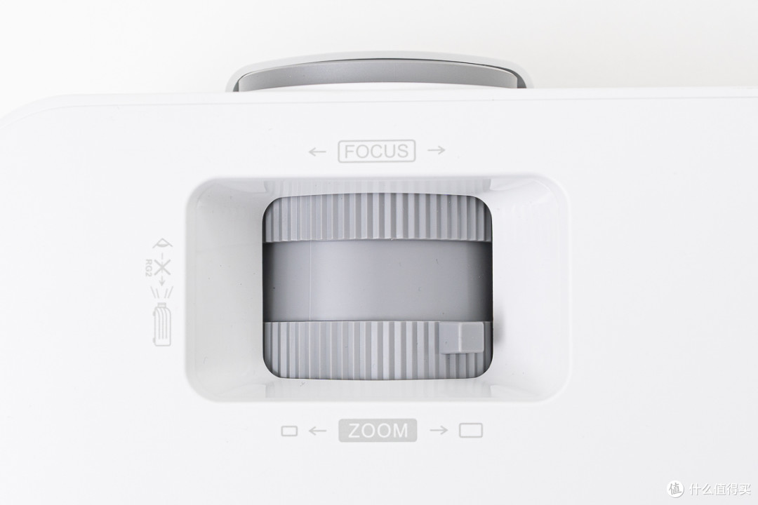 4K投影仪怎么选？灯泡还是LED，对比实测告诉你答案，优派K701-4k VS 极米 RS Pro2