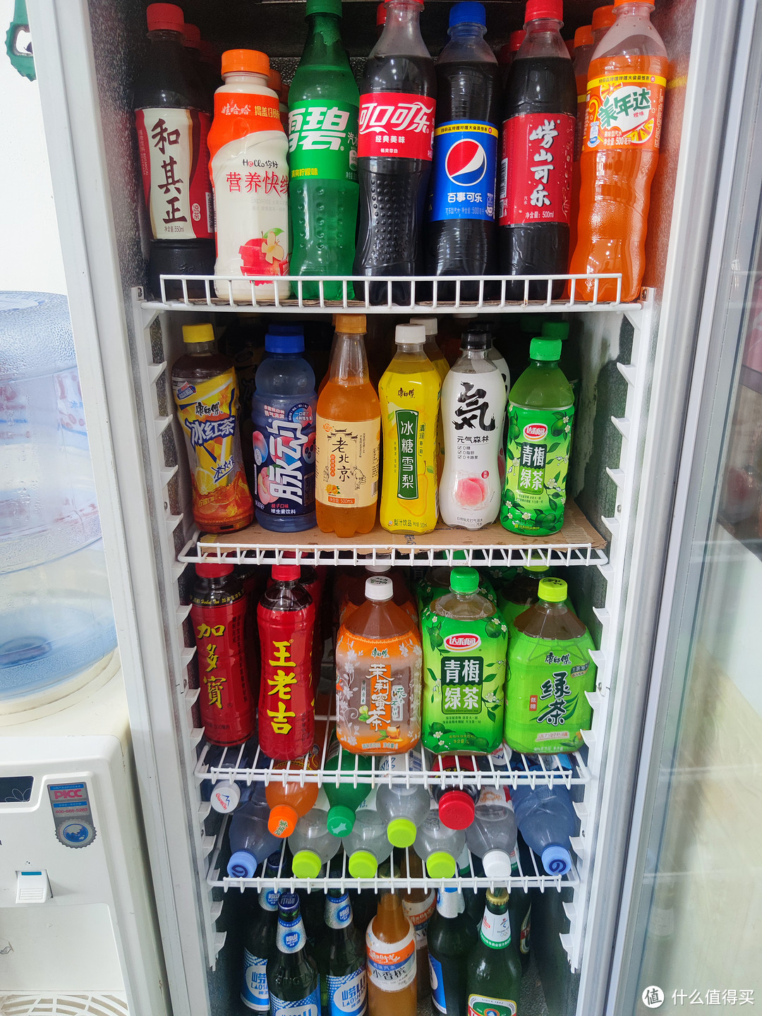 这个是店里的冰箱，虽然饮料款式不全，但每天换一瓶喝，一个月也不能有重样