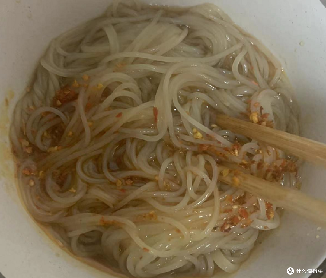 口罩之下也要好好吃饭,3.1元一袋的东北大妈冷面,夏天吃起来清清爽爽,买5袋还送一袋辣白菜