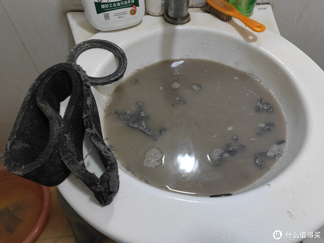 脏水和毛絮,洗了好多遍 几年的灰尘了感觉,毕竟一般不会拆开清洗