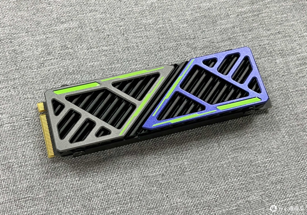 给拯救者刃7000K-2022台式机装个海康存储HS-C4000ECO 1TB PCIe 4.0 Gen 4 SSD，顺带测个速看看怎么样？