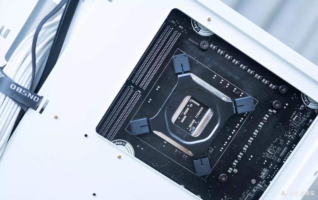 空间合理，设计别致、乔思伯VR4机箱 装机评测