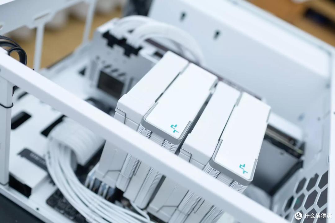 空间合理，设计别致、乔思伯VR4机箱 装机评测