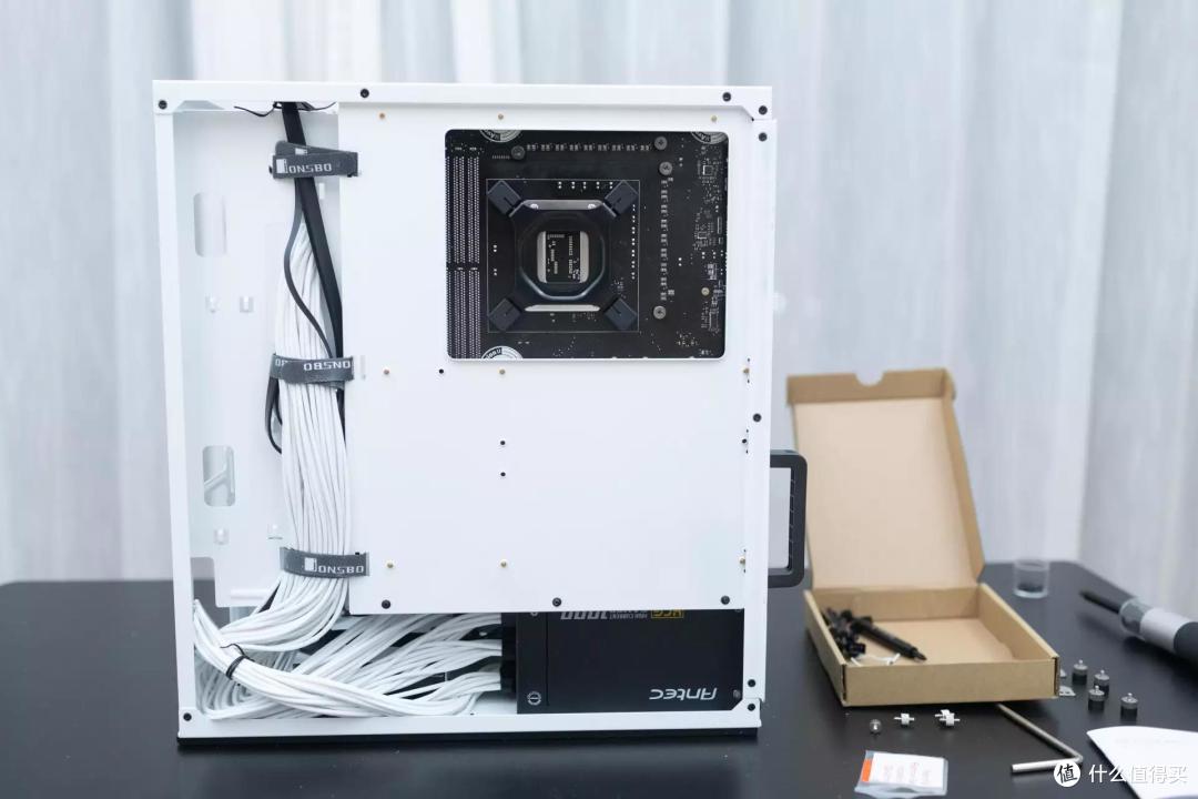 空间合理，设计别致、乔思伯VR4机箱 装机评测