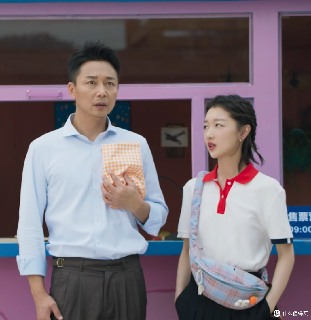 刘奕君、周冬雨一起拍摄广告