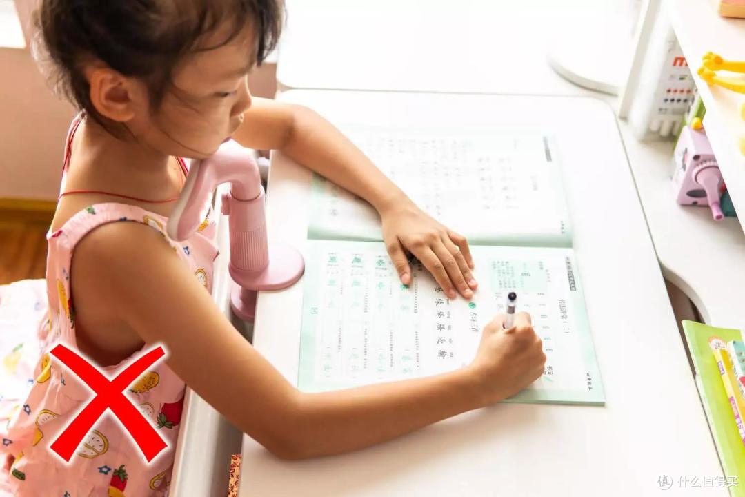 孩子的坐姿纠正太难了!不抛弃不放弃,这次我试了只要99元的智能款坐姿矫正器