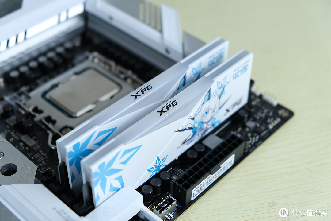 高性能DDR5是什么体验：十二代酷睿i7-12700K+XPG吹雪联名RGB灯条上机