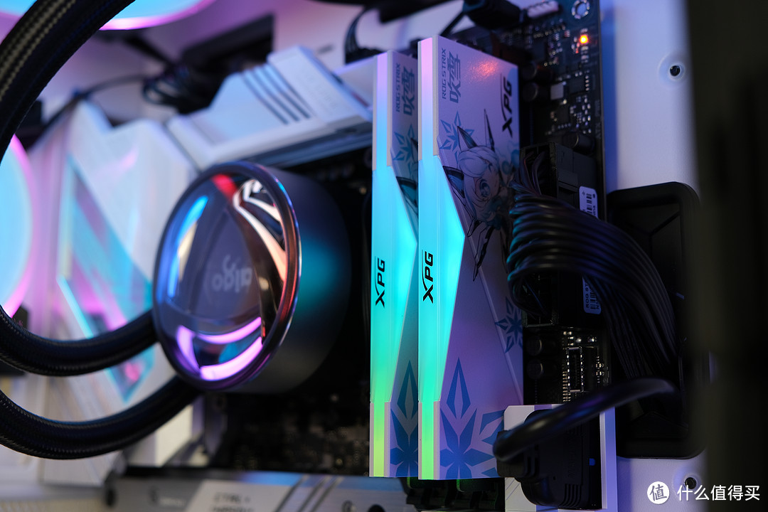 高性能DDR5是什么体验：十二代酷睿i7-12700K+XPG吹雪联名RGB灯条上机