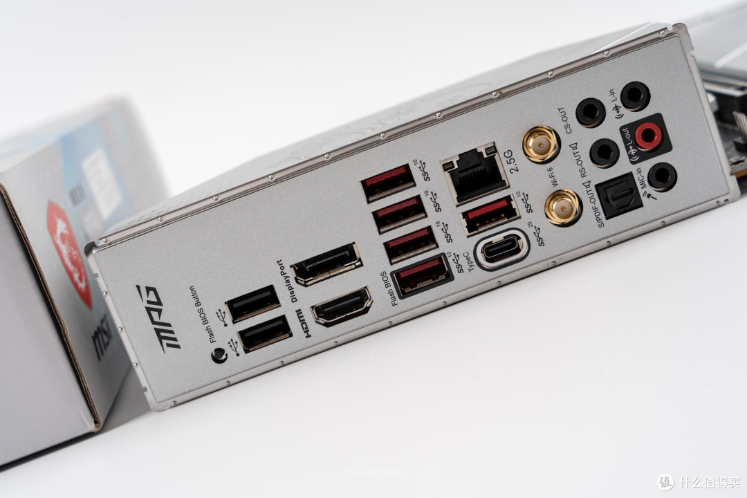 白色背板IO主要配置以下接口：两个USB2.0，五个USB3.0，一个type-C，BIOS擦写按钮和集显接口都是中端标配，2.5G LAN及WIFI6一应俱全