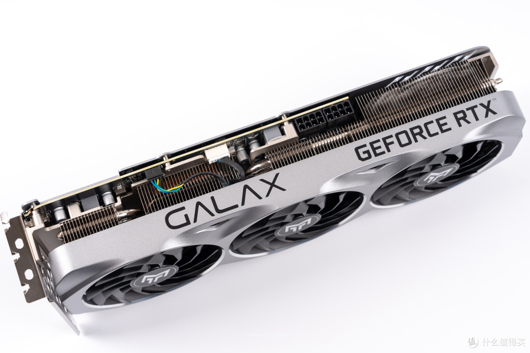 散热器肩部有GALAX影驰LOGO和GEFORCE RTX英伟达型号标识，上盖肩部平整的通风孔设计