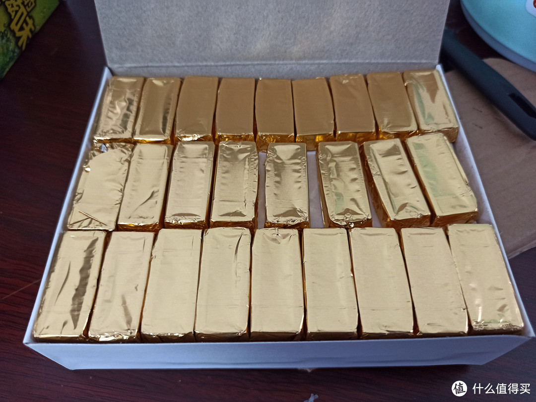金光灿烂仿佛打开了宝箱，足足一斤重的10型巧克力开箱试尝。