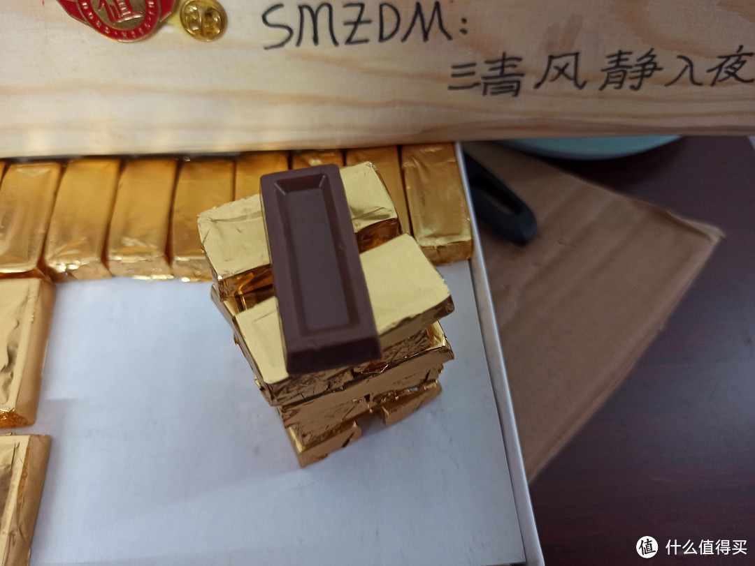 金光灿烂仿佛打开了宝箱，足足一斤重的10型巧克力开箱试尝。