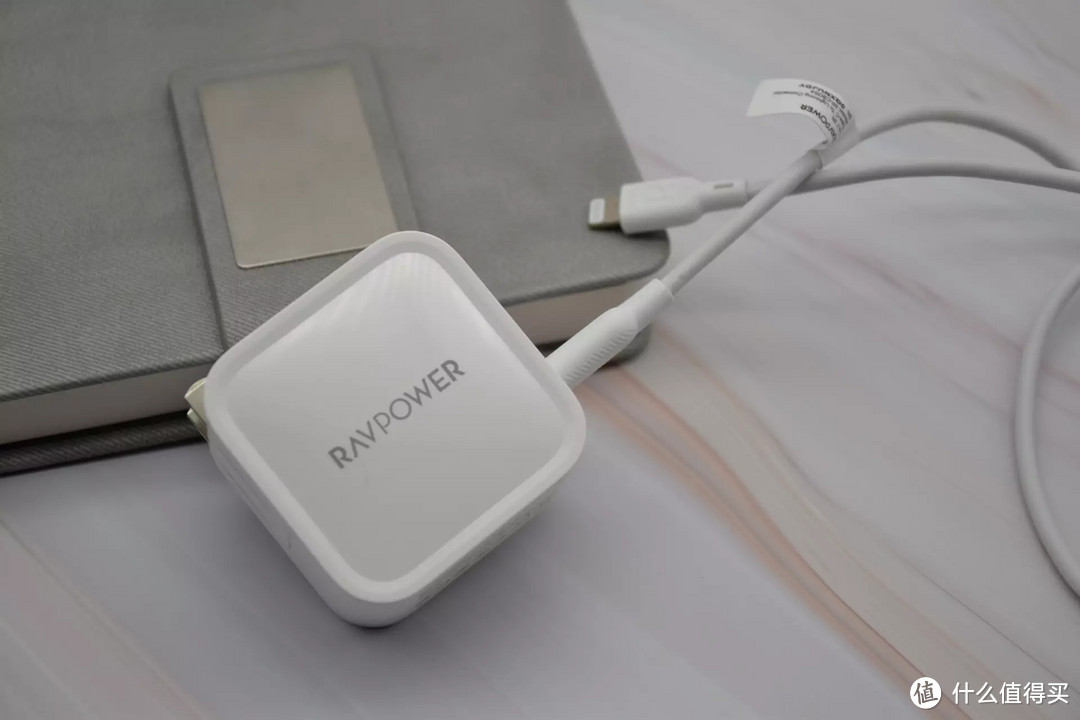 如何给iPhone 13选一台轻薄好用、颜值在线的磁吸充电宝？