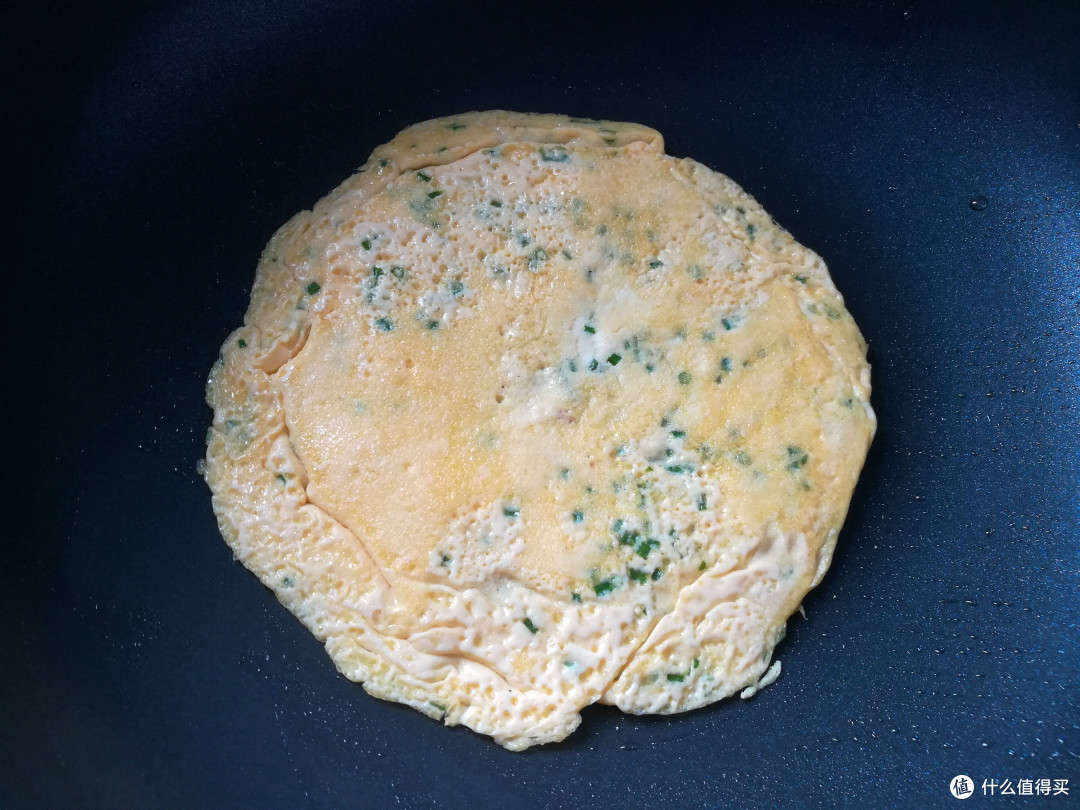 暑假,孩子学做饭,香葱煎蛋多加一样,鸡蛋香嫩好吃,做法特简单