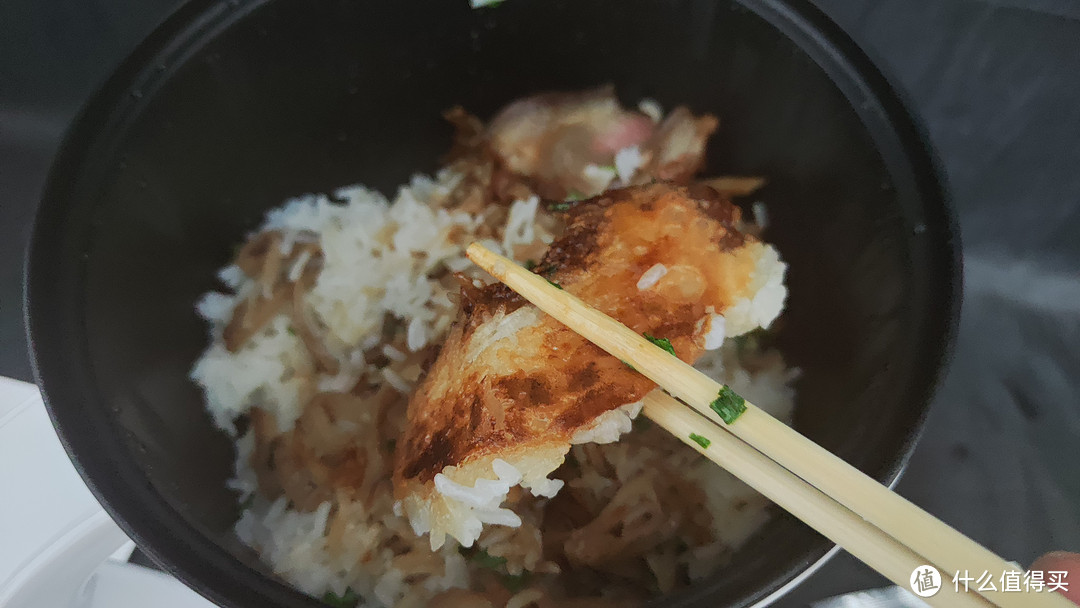 天热了不想做饭,试试饭乎电煮锅。真的能做出带锅巴的煲仔饭