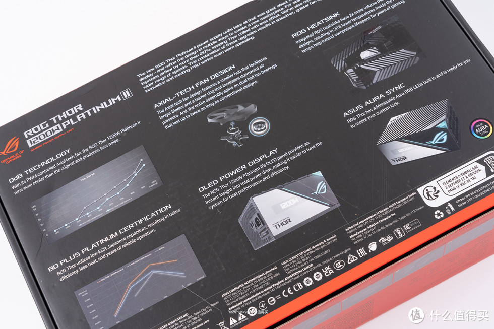 包装背面是雷神2代的产品特性：50%负载下风扇停转、诸多堆料和研发的80白金认证、135mm双滚珠轴流风扇、OLED功耗显示模块、ROG散热以及AURA同步等等