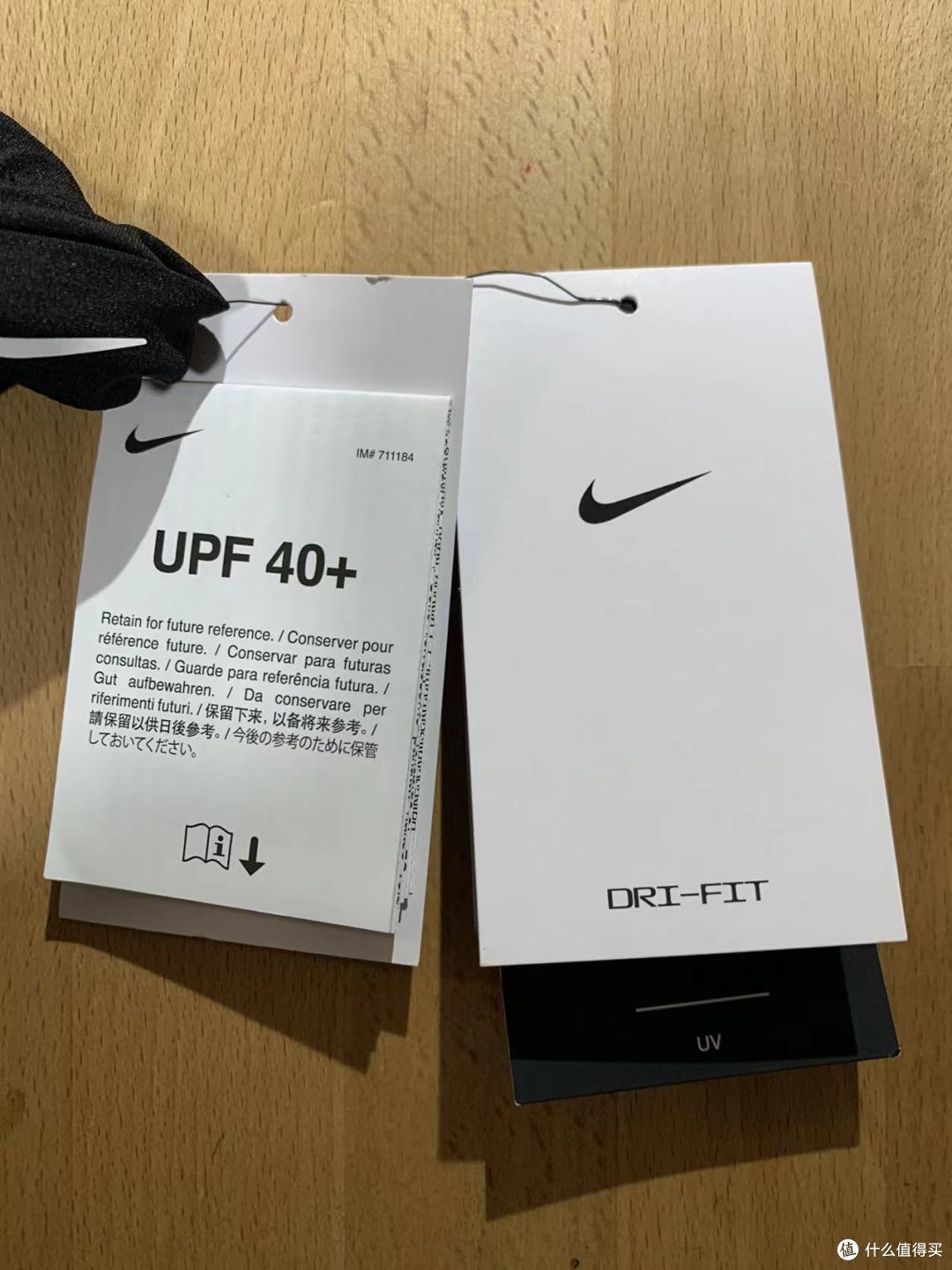 标牌以外厚厚的说明书，总之就是说衣服之外也要配合其他的防晒措施，不能单纯依靠衣服，先行“撇清”，避免麻烦，大品牌的“基操”