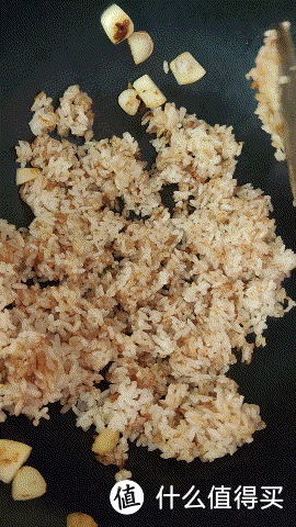 第二天在次拿最容易粘锅的炒米试了试，一样不粘，看不锈钢锅铲背面就知道有多粘了