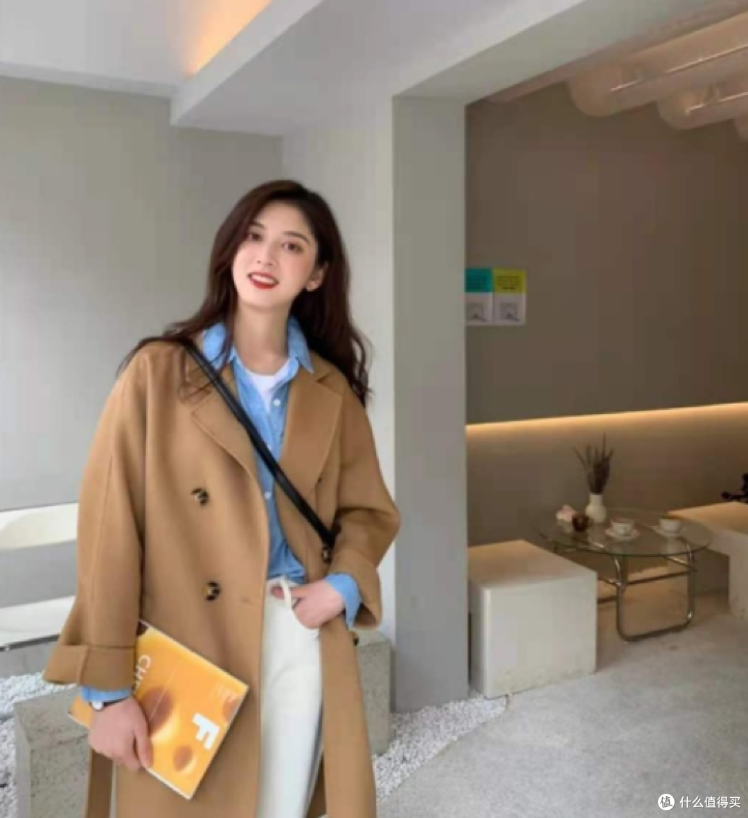 驼色外套搭配什么颜色内搭好看(女生秋冬驼色大衣搭配图片)